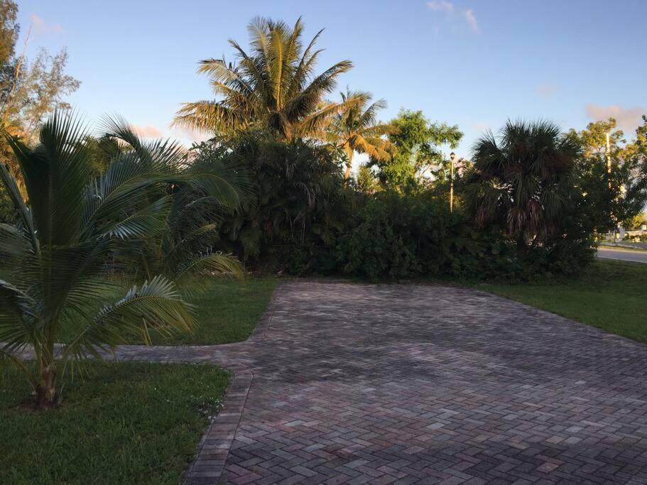 House With Pool, 10 Mins Drive To The Beach! Villa Miami Shores Екстериор снимка